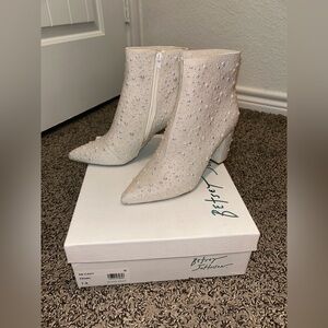 NIB Betsey Johnson Cady Pearl Booties SZ 7.5
